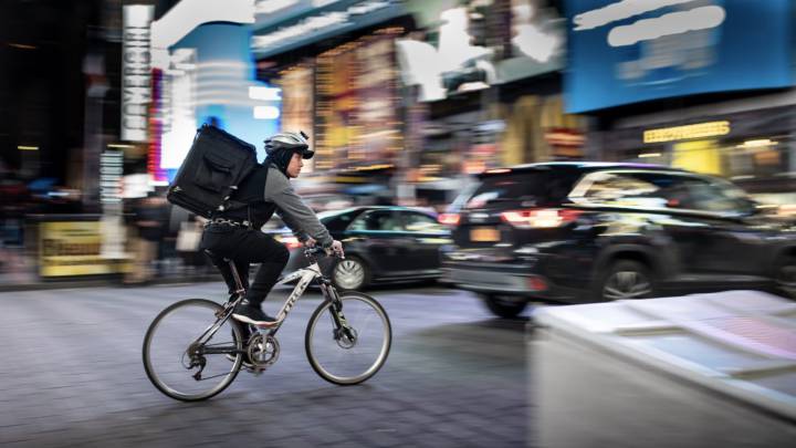 Aseguran que el coronavirus no se transmite a través de las comidas y el riesgo de contagiarse por delivery es bajo