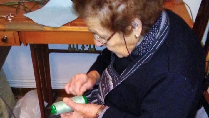 Filomena, 96 años y su máquina de coser en la «guerra» contra el coronavirus