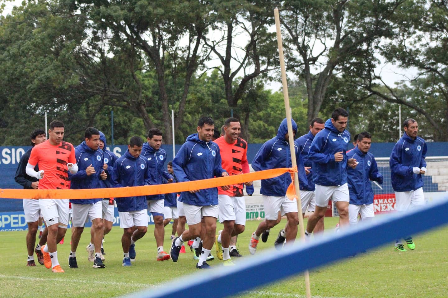 Se disparan los casos de COVID en tres clubes y alertan que esto podría «atentar» contra el reinicio del campeonato