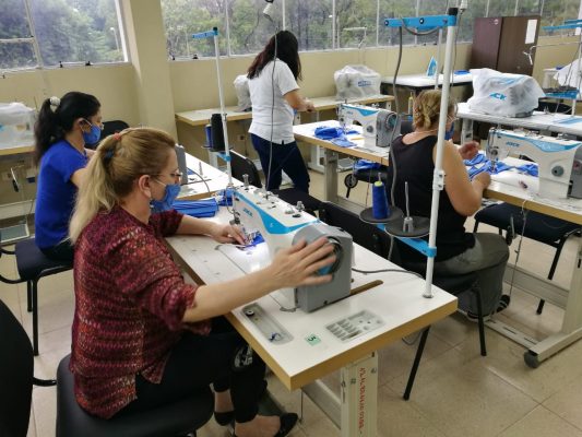 Confeccionistas se alistan para producir indumentaria hospitalaria, siguiendo indicaciones de OMS