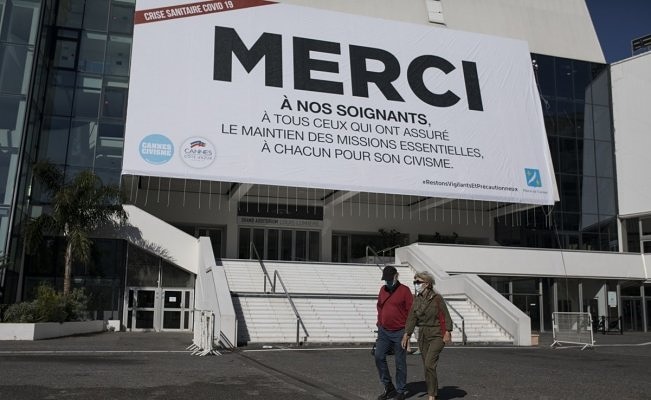 Cannes cambia su alfombra roja por un mensaje de agradecimiento a los sanitarios