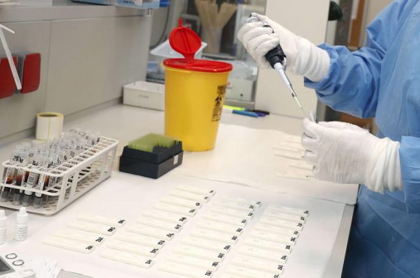 Sudáfrica, primer país africano en sumarse a ensayo de vacuna contra COVID-19