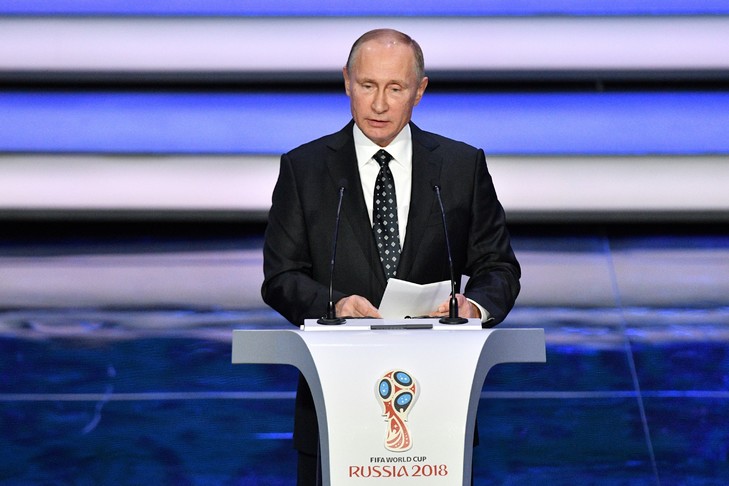 Putin juega al fútbol en el Kremlin a cien días del inicio del Mundial