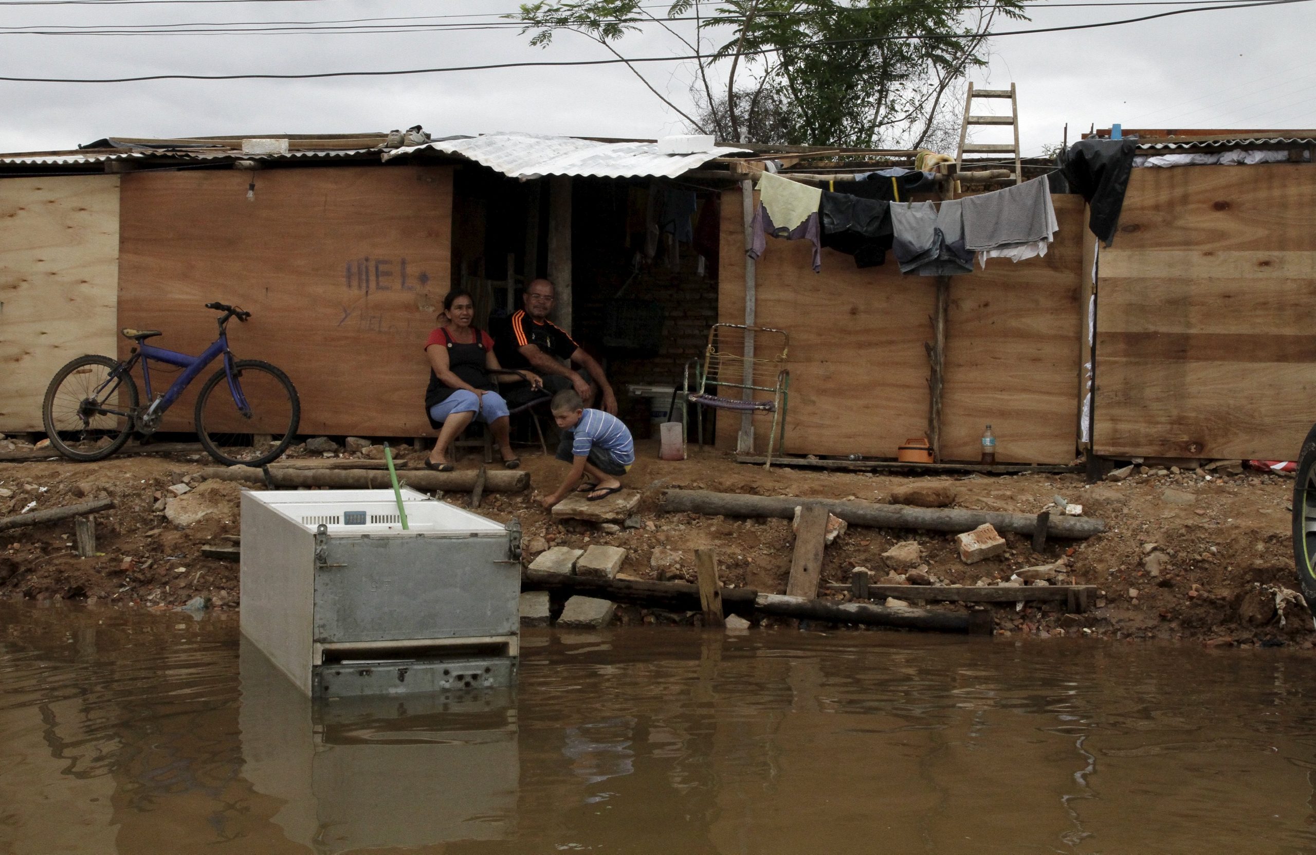 ¿Inutilidad de cada tiempo? Inundación, damnificados, basuras, riesgo de Dengue