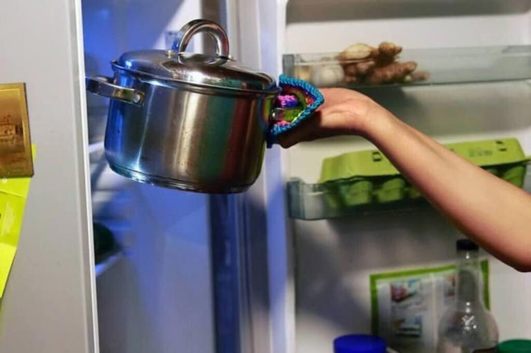Los peligros a los que te expones si guardas una olla con comida en el refrigerador