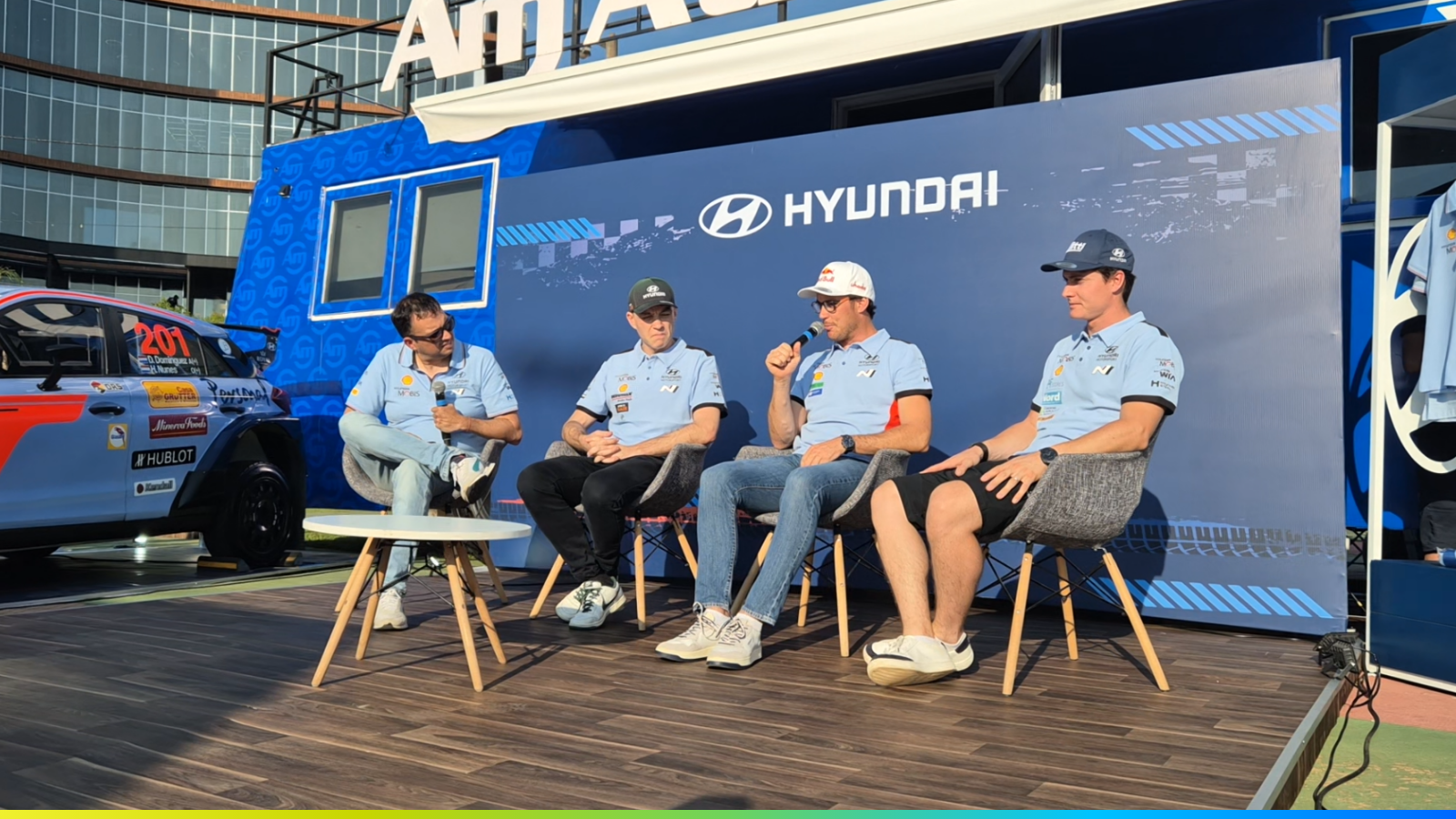 Hayden Paddon, Adrien Fourmaux y Thierry Neuville participan en un conversatorio en el espacio Automotor de la Fan Zone del WRC Rally del Paraguay
